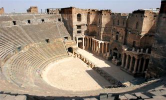 puzzle Amphithéâtre - Bosra, L'antique amphithéâtre Romain de Bosra, en Syrie, du 2ème siècle, sous l'époque de l'empereur Trajan, est un des mieux conservé. Au Sud de Damas, bâti sur une
colline, et entouré d'une forteresse plus tardive, ce qui a sûrement aidé
à le conserver en l'état. Il accueillait 15.000 spectateurs. 