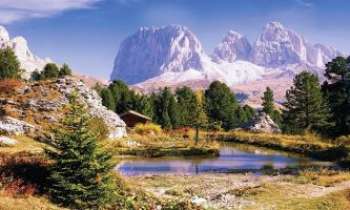 2785 | Lac - Dolomites - Les Dolomites au Nord-Est de l'Italie, l'autre côté des Alpes. Reconnu patrimoine mondial des sites naturels par l'Unesco. La station de ski Cortina d'Ampezzo, en est un des fleurons. D'une grande beauté, les Dolomites
offrent tous les sports de montagne possibles. Et même, en Juillet,
une course cycliste d'une journée seulement. 