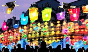 2789 | Lyon - illuminations - La fête des lumières à Lyon, a lieu chaque année en Décembre. Une occasion
pour les élèves des écoles d'art d'innover et montrer leur talent. Les 
habitants y participent aussi, chacun allumant un lumingon contribue à
la solidarité sociale en ce temps de l'Avent. 