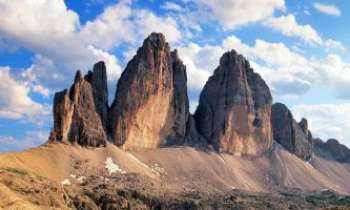 2813 | Dolomites - Italie - Les Dolimites font partie de la chaîne de Alpes. Une grande variété de
paysages. Ici dans la région de Trentino, elles montrent leur roche typique
faite d'une sorte de carbone qui leur est particulier. Leur nom leur vient
d'un savant français, Déodat Gratet de Dolomieu, qui en a identifié la nature.
