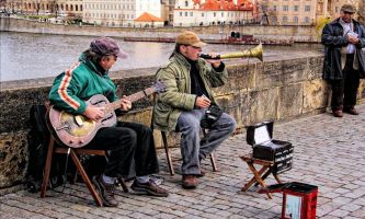 puzzle Musiciens - Prague, Une grande tradition la musique dans les pays d'Europe de l'Est. Les musiciens des rues y sont nombreux, du folklore au jazz, rien ne leur résiste, avec
beaucoup de talent, le plus souvent. 