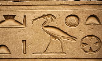puzzle Hiéroglyphes, Les hiéroglyphes trouvés sur les bas-reliefs des temples et monuments funaires des Egyptiens ont permis de déchiffrer ce langage, et de retracer la grande
Histoire de la civilisation égyptienne antique.
