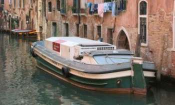 2847 | Mac-Do - Venise - Ingénieux, le service fluvial de Mac-Donalds à Venise. Toujours sous le
signe de l'arche, la ville en contenant d'assez nombreuses.  