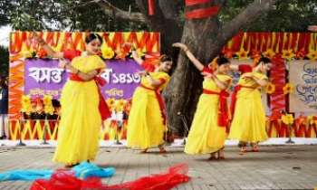 2848 | Festival - Bangladesh - Célèbrant le début de l'année, au Bangladesh, ce festival de dances suit l'ancienne datation qui fait commencer l'année au début de mois de Mars.
Un mois entier de réjouissances où tous participent à la liesse dans les
villes et villages.
