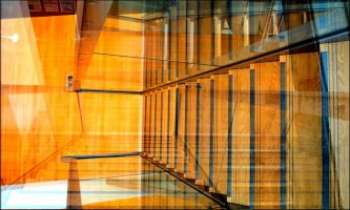 2849 | Chassé-croisé-Escaliers - Ne vous essayez pas à les grimper ces escaliers, à moins de vous sentir une âme de Spiderman ! L'artiste semble s'être inspiré du dessinateur Escher, aux dessins d'architure improbable.

