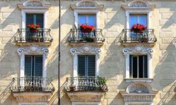 2862 | Façade Fleurie - Une tradition dans de nombreuses villes d'Europe, de fleurir les fenêtres des balcons de géraniums. Son rouge éclatant dynamise l'environnement pour tout un chacun.