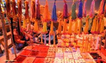 2853 | Teinturiers - Inde - La vie en couleurs, pour les teinturiers de l'Inde, un artisant ancestral
inchangé. Depuis la mosaïque des poudres étalée comme un tapis au sol, jusqu'au séchage des tresses de fils auxquelles les tisserands ajouterons leur art faisant chatoyer les saris. 