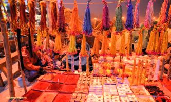 puzzle Teinturiers - Inde, La vie en couleurs, pour les teinturiers de l'Inde, un artisant ancestral
inchangé. Depuis la mosaïque des poudres étalée comme un tapis au sol, jusqu'au séchage des tresses de fils auxquelles les tisserands ajouterons leur art faisant chatoyer les saris. 