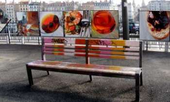 2858 | Marché - Art - A Lyon, comme dans beaucoup d'autres villes de France, l'Art s'expose à la vue
des passants, dans la rue. Même tagé, le banc public n'est cependant pas à vendre. Une participation à l'expo.