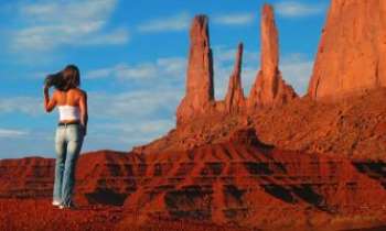 2860 | Touriste - Une touriste pétrifiée d'admiration devant les sculptures naturelles de Monument Valley, aux si riches couleurs. Une invitation aux vacances !  