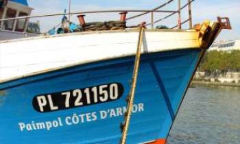 2863 | Bateau de pêche - Paimpol, une ville des Côtes d'Armor de la Bretagne. Très prisée des touristes,
la région n'en demeure pas moins un centre de pêche très vivant. Une grande
diversité de pêche côtière, crustacés, ormeaux, ostréïculture.