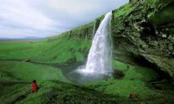 2865 | Printemps - Islande - Toute la fraîcheur du renouveau printanier, semble couler de cette cascade dans son écrin verdoyant. 