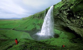 puzzle Printemps - Islande, Toute la fraîcheur du renouveau printanier, semble couler de cette cascade dans son écrin verdoyant. 