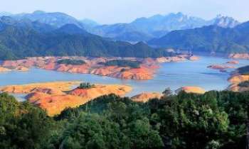 2880 | Chine-Province de Fujian - Les formations terrestres exceptionnelles de certaines provinces de Chine, sont appelées Danxia. On les rencontre au Sud-Est de la Chine. Six d'entre elles sont répertoriées en tant que patrimoine mondial, dont celles de la province
de Fujian.