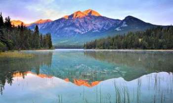 2886 | Lac - Réflexions - La séduction des réflexions par un lever de soleil, sur ce calme lac de montagne.