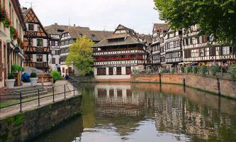 puzzle La Petite France, Une partie de Strasbourg surnommée ainsi, celle de l'ancien quartier de tanneurs principalement, mais aussi des pêcheurs, meuniers entre autres.
Ses maisons gracieuses et avenantes dans leur style typique sur la rivière Ill, attirent aujourd'hui les touristes du monde entier, un total dépaysement même pour les touristes locaux. 