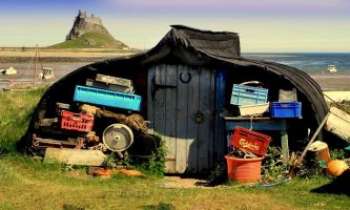 2906 | La maison-bateau - Dans le Northumberland, en Angleterre : une résidence d'été pittoresque et ingénieuse...la coque renversée d'un bateau qui autrement serait déjà réduit à l'état de planches !