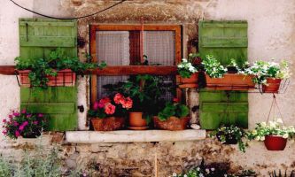 puzzle Fenêtre fleurie, Jardinières, pots, pour fleurir les jardins des villes au balcon, et
réjouir les yeux du passant.