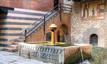 2911 | Fontaine - Italie - Les fontaines dans les villes et villages : un ancien droit "à l'eau" nécessaire dans les temps où l'eau courante n'existait pas dans les maisons.
La plupart continuent de fonctionner, décoratives et refraîchissantes par leur chuintement régulier. 

 