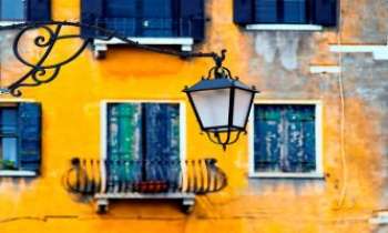 2916 | Lanterne de façade - La Bavière peut se montrer très riante et colorée...comme sur cette façade
assortie de sa lanterne typique et personnalisée.