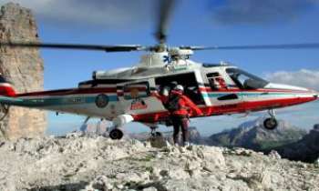 2919 | Dolomites - Helico - Dans les Dolomites, région de montagne alpine Italienne...les hélicoptères de sauvetage et de prévention ne chôment pas non plus. La beauté des lieux y attirent autant de touristes et d'habitués, hiver comme été.