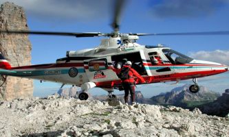 puzzle Dolomites - Helico, Dans les Dolomites, région de montagne alpine Italienne...les hélicoptères de sauvetage et de prévention ne chôment pas non plus. La beauté des lieux y attirent autant de touristes et d'habitués, hiver comme été.