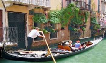 2921 | Le Gondolier - Gondole et gondolier, font toujours rêver les jeunes mariés pour leur voyage de Noces, les touristes pour leurs vacances, mais davantage encore les habitants de Venise. Ils les emmènent au marché, les ramènent près de leur maison...on y habite aussi à Venise !