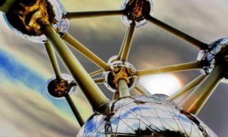 puzzle Atomium, L'Atomium, une strucutre imaginée par l'architecte André Waterkeyn, pour l'Expo'58 à Bruxelles. Comme la Tour Eiffel, il devait être détruit à la fin de l'Expo, ...mais fait toujours la joie des touristes de nos jours. Un destin
similaire aux deux.