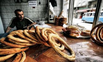 puzzle Pain en Turquie, Comme dans tous les pays du Moyen-orient, le pain a une importance
capitale dans les repas, en Turquie. Les formes des pains varient, d'une région à l'autre aussi, suivant les habitudes régionales. Mais également suivant
la nourriture qui sera présentée au repas. Plusieurs varités peuvent s'y trouver en même temps.   