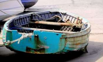 2939 | Le vieux bateau - Le vieux bateau du pêcheur, à l'âme solide, cotoyant son nouvel ami, d'une nouvelle génération. L'un et l'autre se retrouveront sur la mer avec le même plaisir, toujours renouvelé.