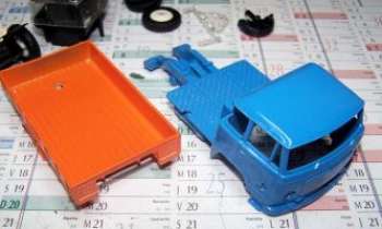2949 | Camion-jouet - Pour se remémorer les années de l'enfance, en recomposant les pièces de ce camion-jouet. 
