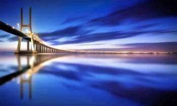 3002 | Pont Vasco de Gama - Le Pont Vasco de Gama à Lisbonne au Portugal. 17km de long, avec sa structure très élancée, un des ouvrages de notre époque qui allie la technique avec
l'esthétique. Le photographe lui rend hommage ici en ce sens. 