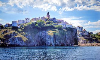 puzzle Falaises - Croatie, Le côté falaises de Dubrovnik en Croatie. De nombreuses villes y sont construites sur les falaises, de même que sur les petites îles en pleine
mer. Un régal visuel pour les vacanciers qui parcourent la Croatie par voie de mer. Sportif aussi...on peut y faire des sauts dans l'eau, depuis la terre sur
certaines de ces falaises.