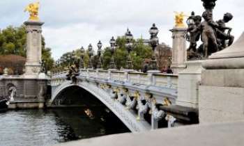 2979 | Pont Alexandre III  - Le pont Alexandre III à Paris, sur la Seine. L'un des plus élégants dans son style Art Nouveau. Il relie la rive droite au niveau des Champs Elysées, et la rive gauche au niveau des Invalides. 