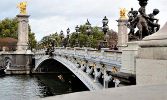 puzzle Pont Alexandre III , Le pont Alexandre III à Paris, sur la Seine. L'un des plus élégants dans son style Art Nouveau. Il relie la rive droite au niveau des Champs Elysées, et la rive gauche au niveau des Invalides. 