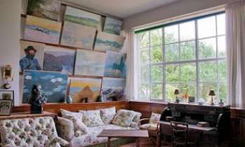 2988 | Le salon atelier de Monet - Le salon de la maison de Monet, qu'il s'empressa de transformer en atelier,
avant d'en contruire un dans son jardin, en 1899, plus adapté au nécessités
du peintre pour son travail. Cette pièce redevint alors un des salons
de sa maison à Giverny.
