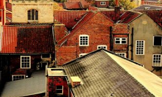 puzzle Fenêtres et toits, Toits et fenêtres de la ville de York, en Angleterre. York est une très ancienne cité, qui a gardé son caractère, ce qui ne l'empêche pas de vivre de façon très pointue à notre époque. Elle est dotée d'une université très réputée également.