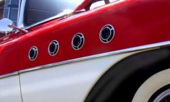 3040 | Old Buick - Un gros plan sur la carrosserie d'un modèle Buick ancien, qui fait ressortir
la qualité de la matière. Une allure aussi de paquebot très classe, sur cette prise de vue, avec ses aérateurs en forme de hublots.
