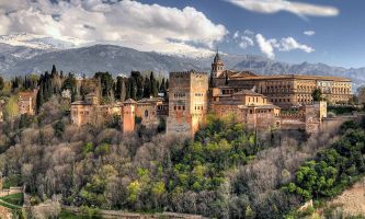 puzzle Palais de l'Alhambra, Le palais de l'Alhambra, à Grenade en Espagne. Une structure majestueuse qui
se repère de loin. Un des plus beaux exemples de l'architecture Hispano-Mauresque. Son nom signifie "la rouge"...en raison de la couleur que prennent ses murailles au coucher du soleil.
