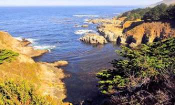 3117 | Crique - Californie - La côte du Pacifique en Californie offre encore aux amoureux de la nature, loin de la foule...ces criques sauvages. La difficulté de leur accès les protègent aussi de l'envahissement. Elles se méritent. 