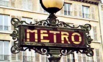 3054 | Métro Parisien - La seconde des premières signalisations des entrées de métro à Paris. Il en reste quelques-unes encore de cette époque, conservées et devenues "monument national", de style art-déco. Concue par l'architecte Val d'Osne, et reconnaissable par la forme de son lampadaire et ses lettres de type "stencil". 
