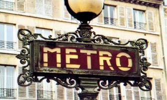puzzle Métro Parisien, La seconde des premières signalisations des entrées de métro à Paris. Il en reste quelques-unes encore de cette époque, conservées et devenues "monument national", de style art-déco. Concue par l'architecte Val d'Osne, et reconnaissable par la forme de son lampadaire et ses lettres de type "stencil". 