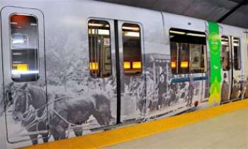 3056 | Métro - Québec - Un wagon de métro-musée, décoré pour la circonstance, sur la ligne Orange. En l'honneur du 150ème anniversaire du métro de Montréal.