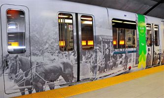 puzzle Métro - Québec, Un wagon de métro-musée, décoré pour la circonstance, sur la ligne Orange. En l'honneur du 150ème anniversaire du métro de Montréal.