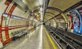 3059 | Métro - Londres - 

HydePark Station...une station du métro de Londres très empruntée. Très centrale, les beaux quartiers, les meilleurs hôtels, boutiques de luxe, vous seront facilement accessibles à la sortie. Découvrir le métro de Londres est
aussi une expérience intéressante en soi. 