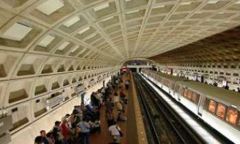 3067 | Métro - Washington DC - Le très moderne métrorail de Washington DC aux Etats-Unis, appelé plus communément simplement "Metro". Entièrement souterrain. L'architecte  Harry Weese, influencé par l'école Finlandaise, l'a créé dans le style "Art Fonctionnel". Très en accord avec la plus ancienne architecture de la gare ferroviaire de Washington. 