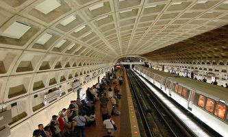 puzzle Métro - Washington DC, Le très moderne métrorail de Washington DC aux Etats-Unis, appelé plus communément simplement "Metro". Entièrement souterrain. L'architecte  Harry Weese, influencé par l'école Finlandaise, l'a créé dans le style "Art Fonctionnel". Très en accord avec la plus ancienne architecture de la gare ferroviaire de Washington. 