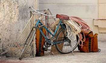 3072 | Bicyclette - Pêcheur - La bicyclette du pêcheur, on la retrouve avec sa sacoche et les filets, dans bien des endroits du monde. Prête pour une sortie ici. Souhaitons bonne pêche à son propriétaire.
