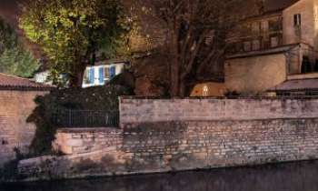 3080 | Canal - Niort - Le vieux canal de Niort, dans les Deux-Sèvres. Un charme suranné très propice à la promenade du soir en amoureux.