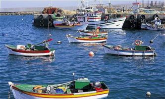 puzzle Barques - Portugal, Port de pêche, en Algarve, dans le Sud du Portugal. Région de l'extrême Sud Atlantique, réputée pour ses endroits sauvages, ses golfs, et aussi pour son activité de pêche jamais interrompue. Petits et grands patrons de pêche s'y côtoient dans la tradition.   